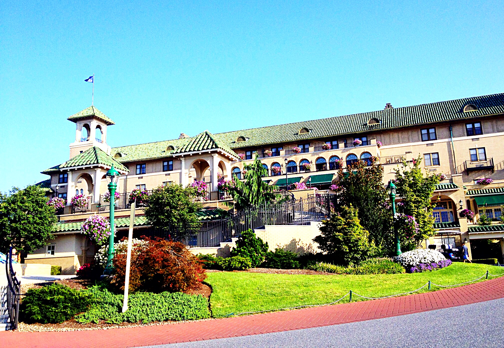 Photo of front of Hotel Hershey
