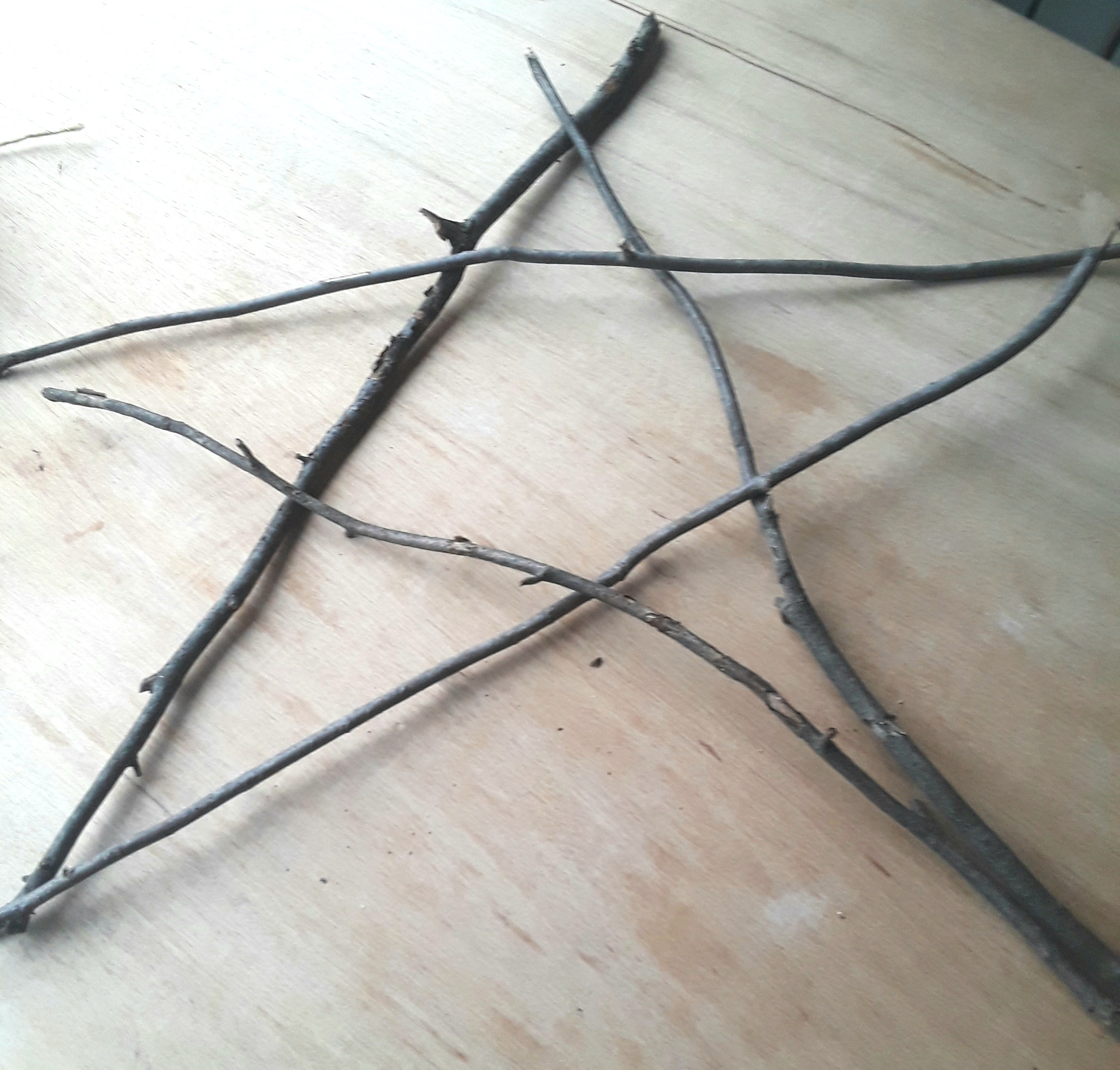 Make a star by arranging the five branches so that an inner pentagon is formed