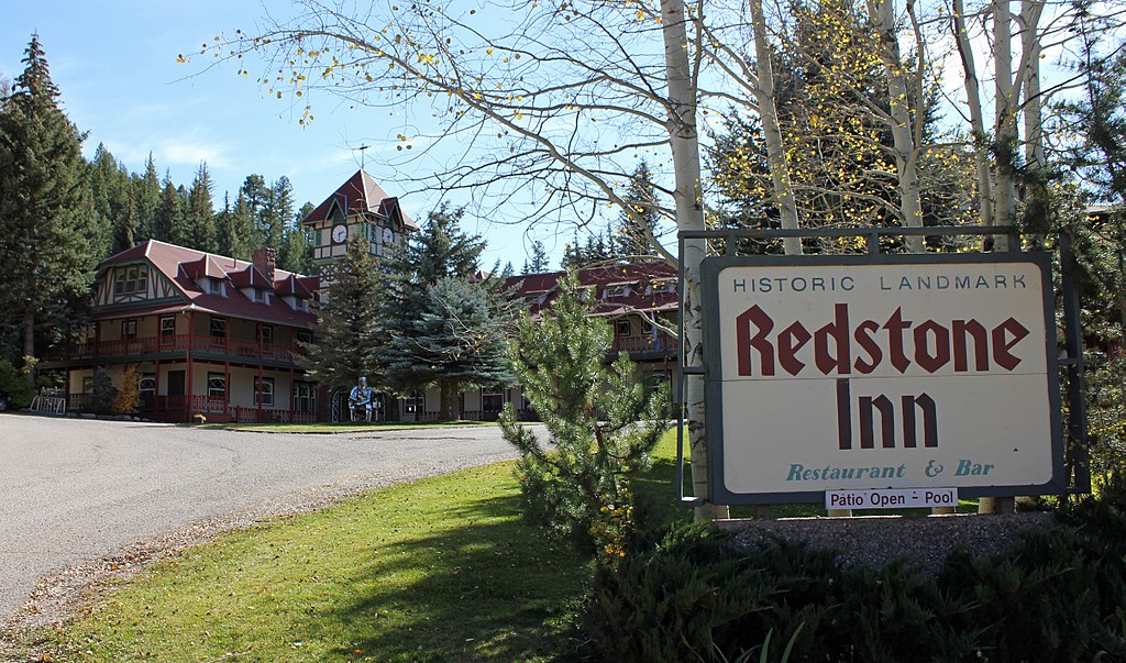 Redstone Inn signage and exterior alpine architecture