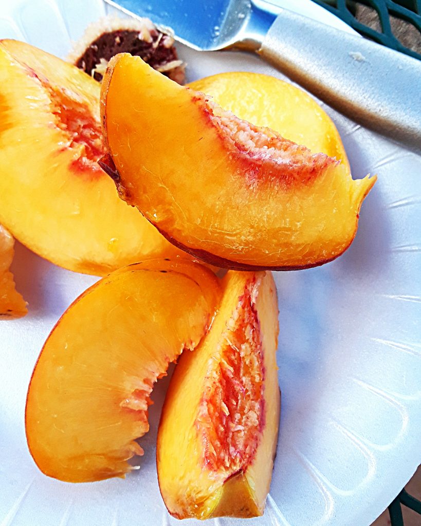 Sliced peaches to be eaten fresh.