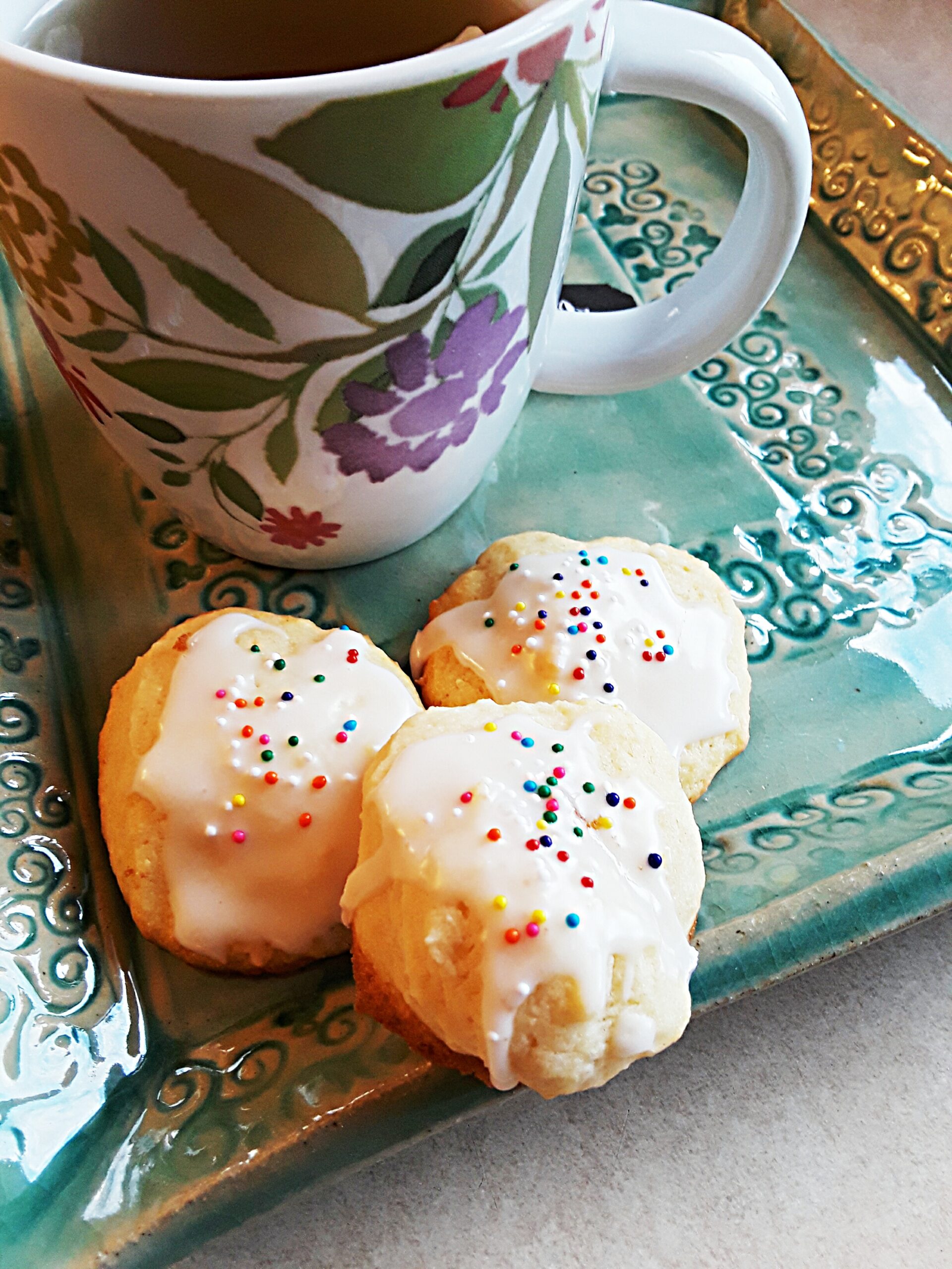 Lemon ginger tea tastes great with ricotta cheese cookies